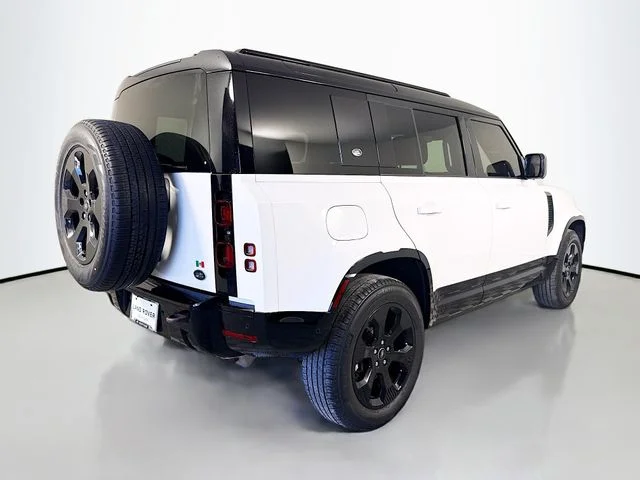 Used 2022 White Land Rover X-Dynamic HSE image 5