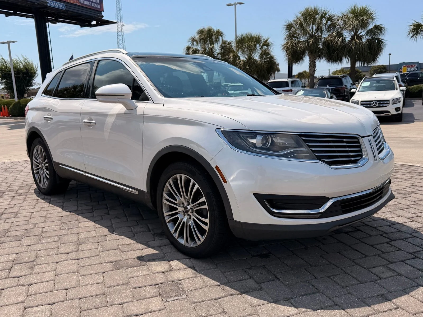 Used 2016 White Platinum Clearcoat Metallic Lincoln Reserve image 6