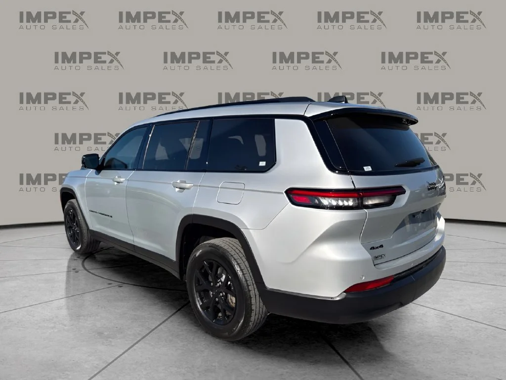 Used 2025 Silver Jeep Altitude image 3