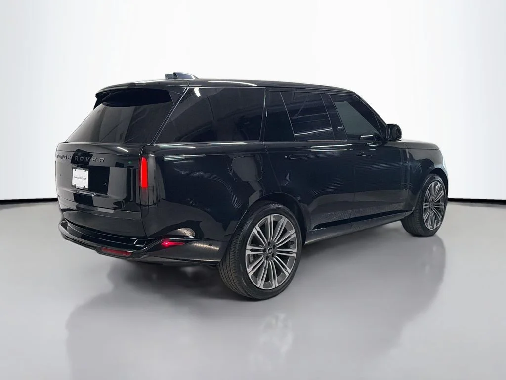Used 2025  Land Rover SE image 9