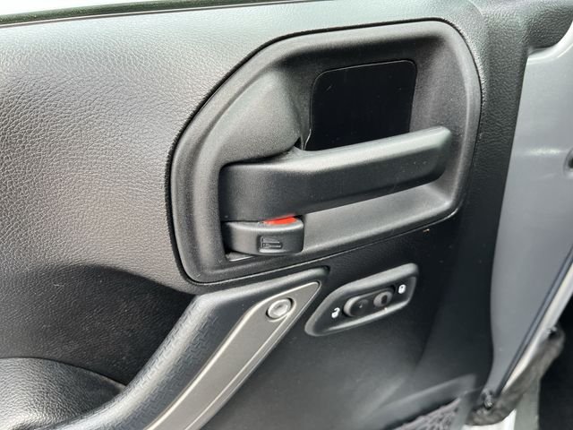 Used 2015 Silver Jeep Unlimited Sport image 17