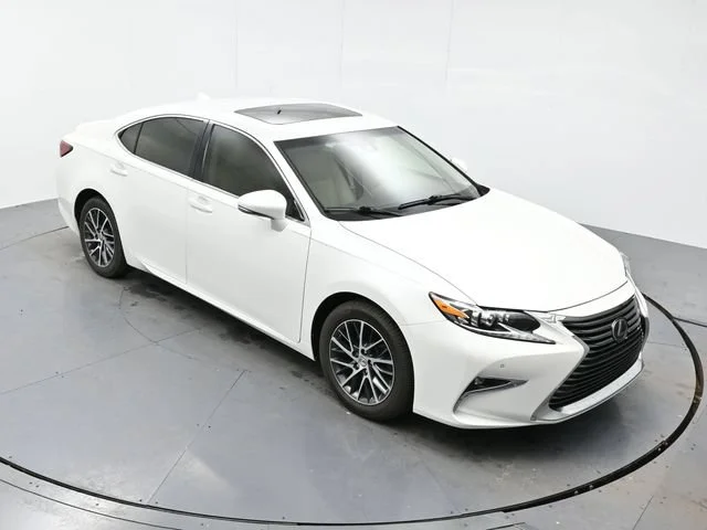 Used 2016 Eminent White Pea Lexus 4DR SDN image 17
