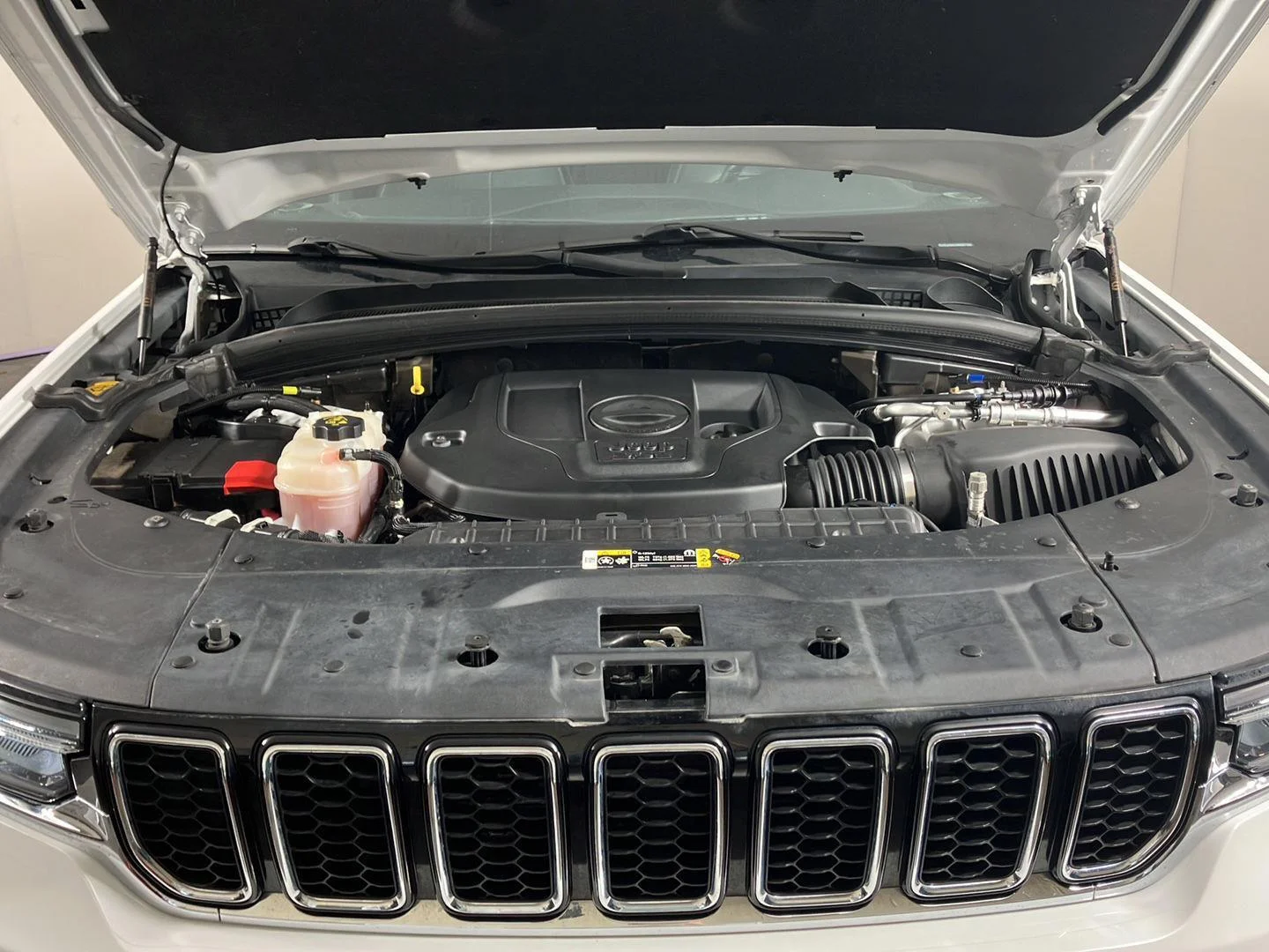 Used 2022 Bright White Clearcoat Jeep Overland image 8