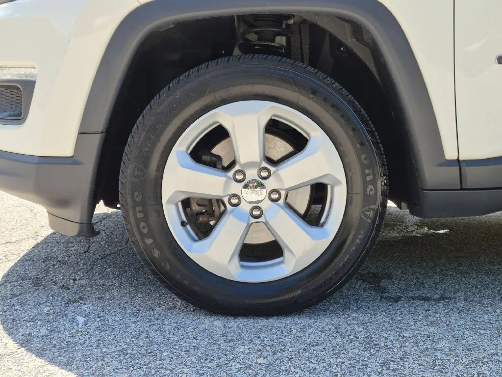 Used 2018 White Jeep Latitude image 27