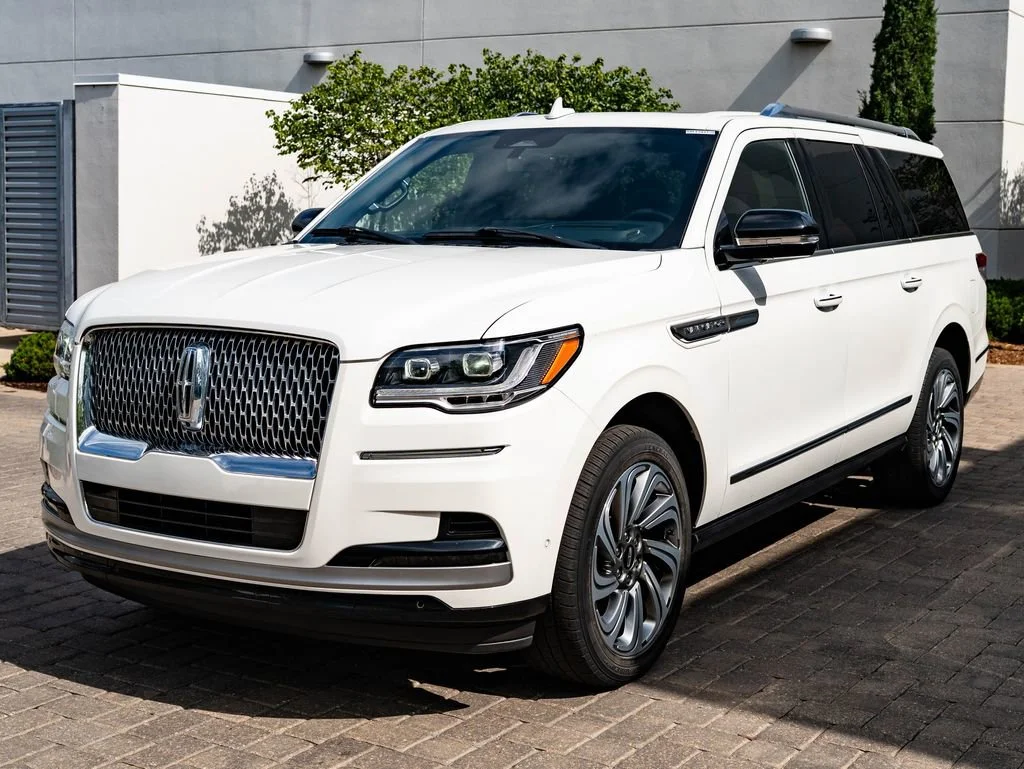 Used 2023 Pristine White Metallic Tri-Coat Lincoln Reserve image 1