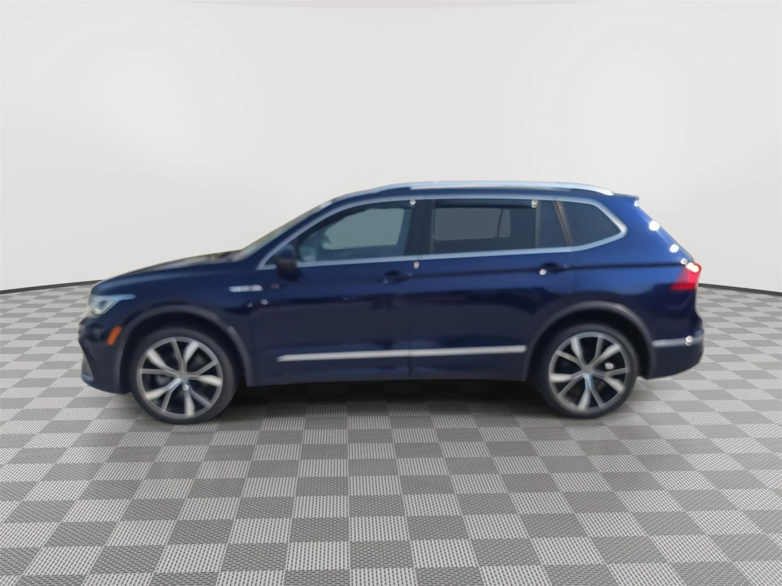 Used 2022  Volkswagen SEL R-Line image 4