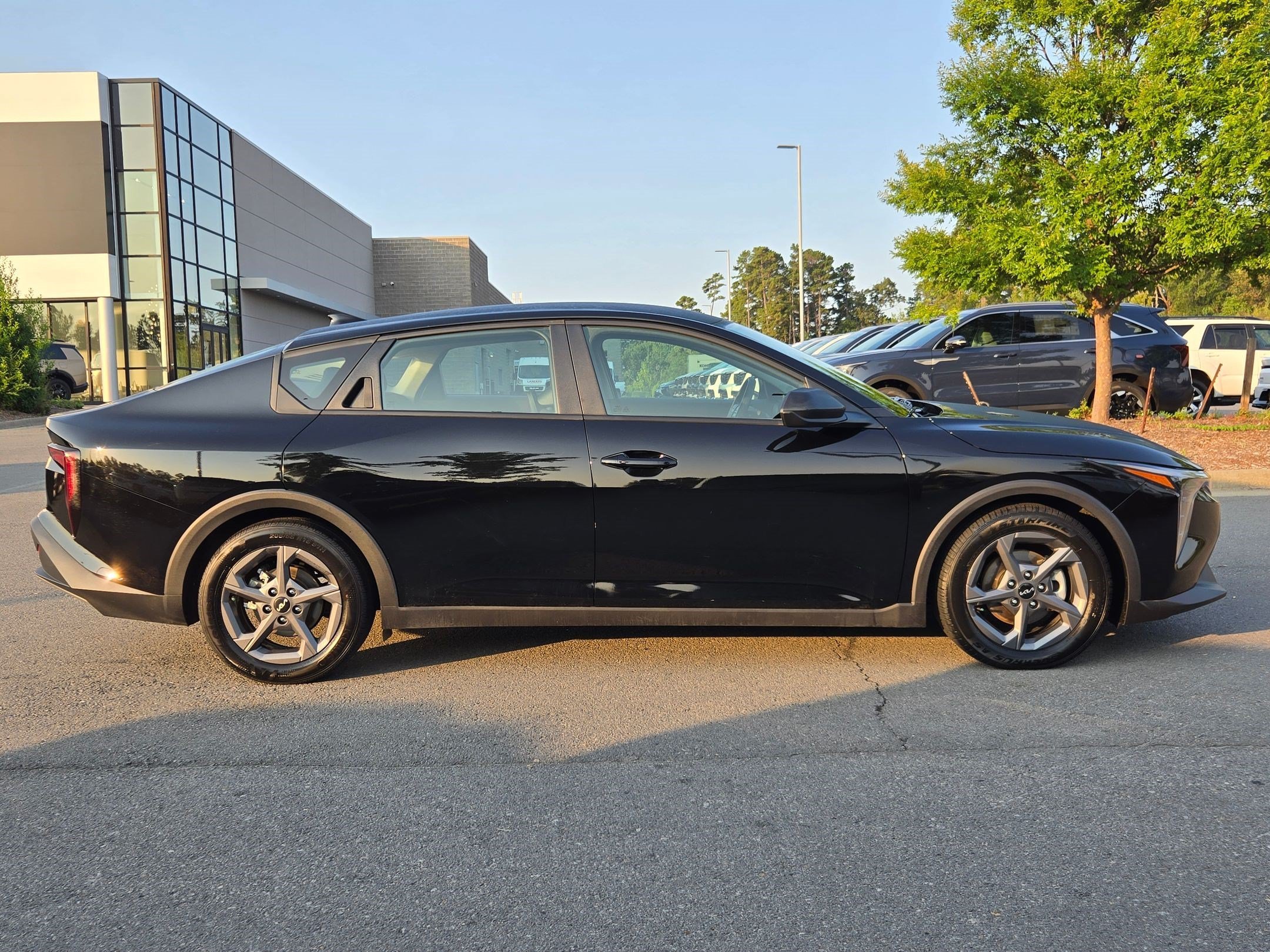 Used 2025 Aurora Black Pearl Kia LXS image 8