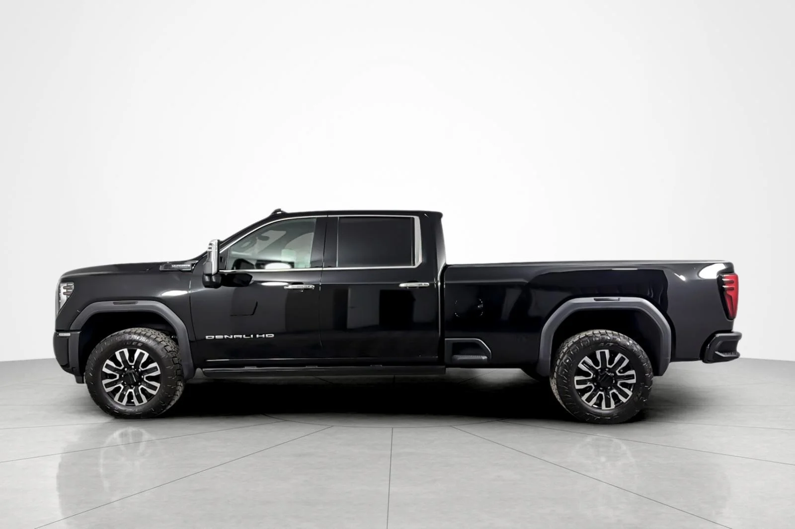 Used 2024 Onyx Black GMC 4WD Crew Cab 172 Denali Ultimate image 2