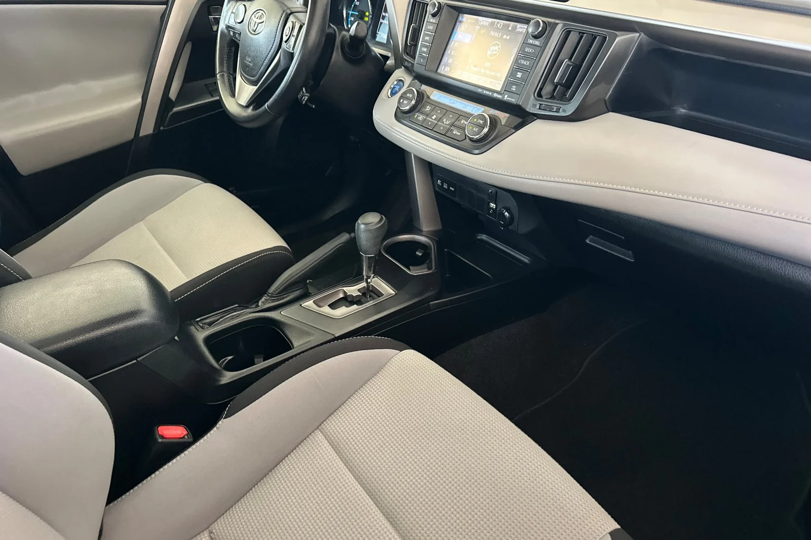 Used 2016  Toyota XLE image 16