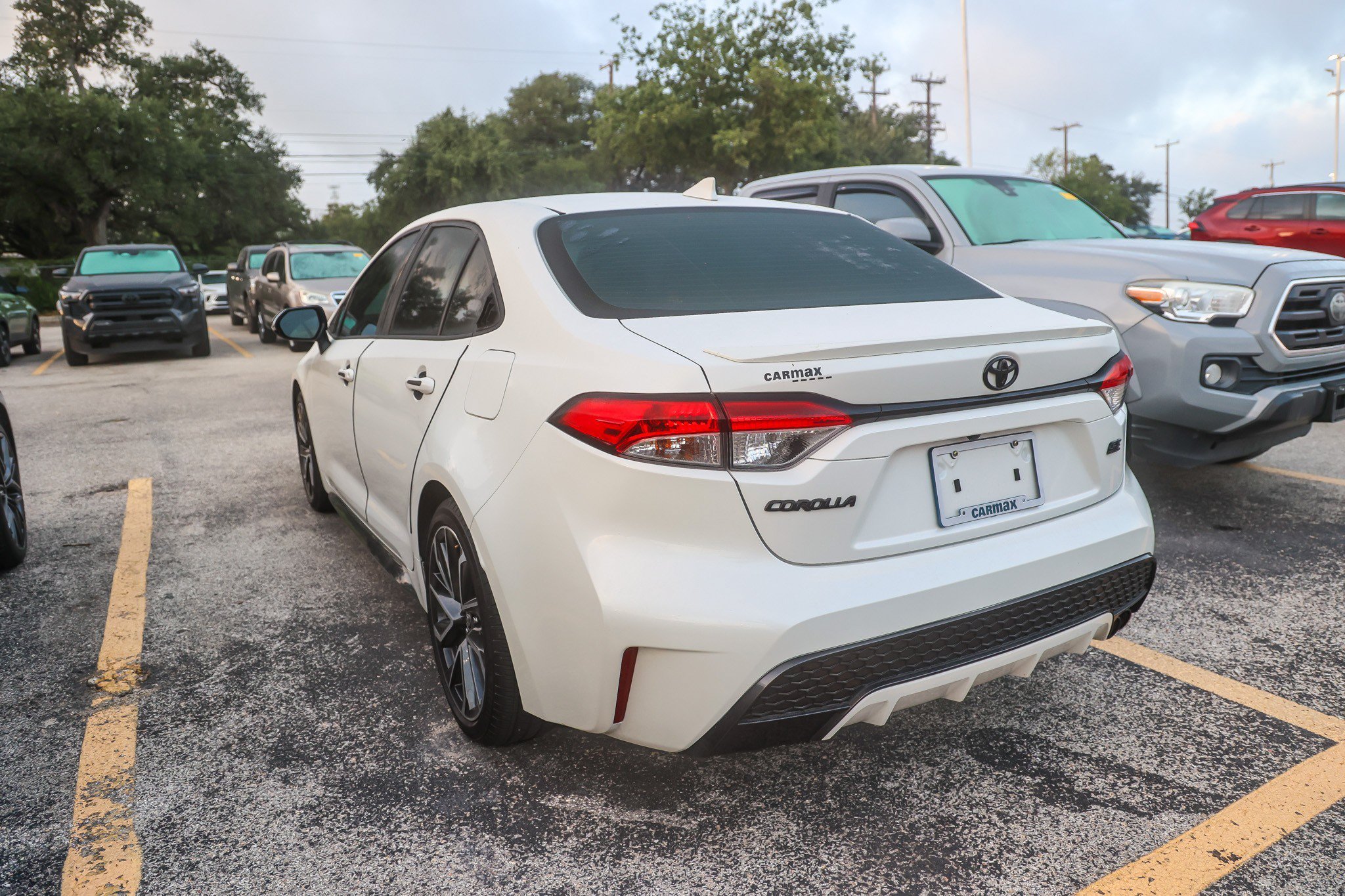 Used 2020 White Toyota SE image 9