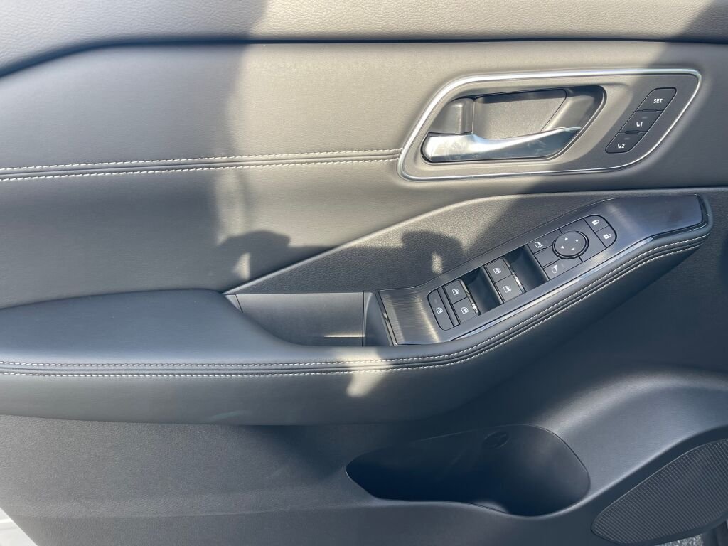 New 2026 Boulder Gray Pearl/Super Black Nissan Platinum image 7