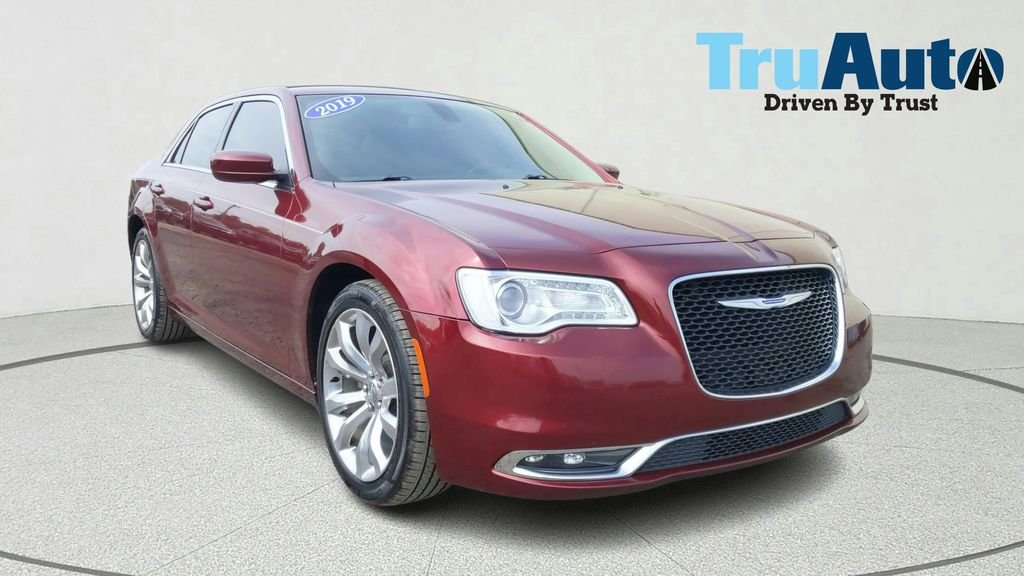 2019 Chrysler 300 Touring L's photo