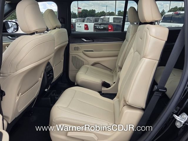 New 2026 Diamond Black Crystal Pearl-Coat Exterior Paint Jeep Limited image 6