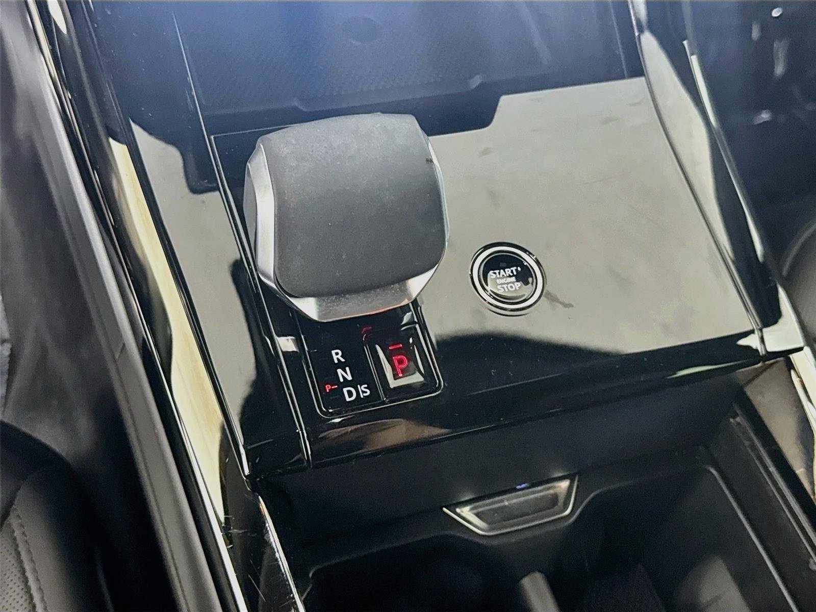 Used 2025 Santorini Black Metallic Land Rover SE image 19