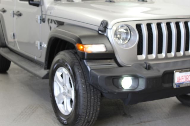 Used 2019 Silver Jeep Unlimited Sport S image 2
