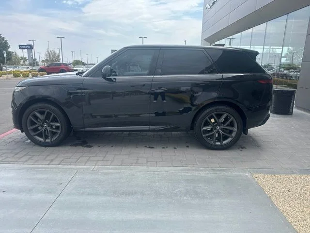 Used 2023 Black Land Rover SE Dynamic image 8
