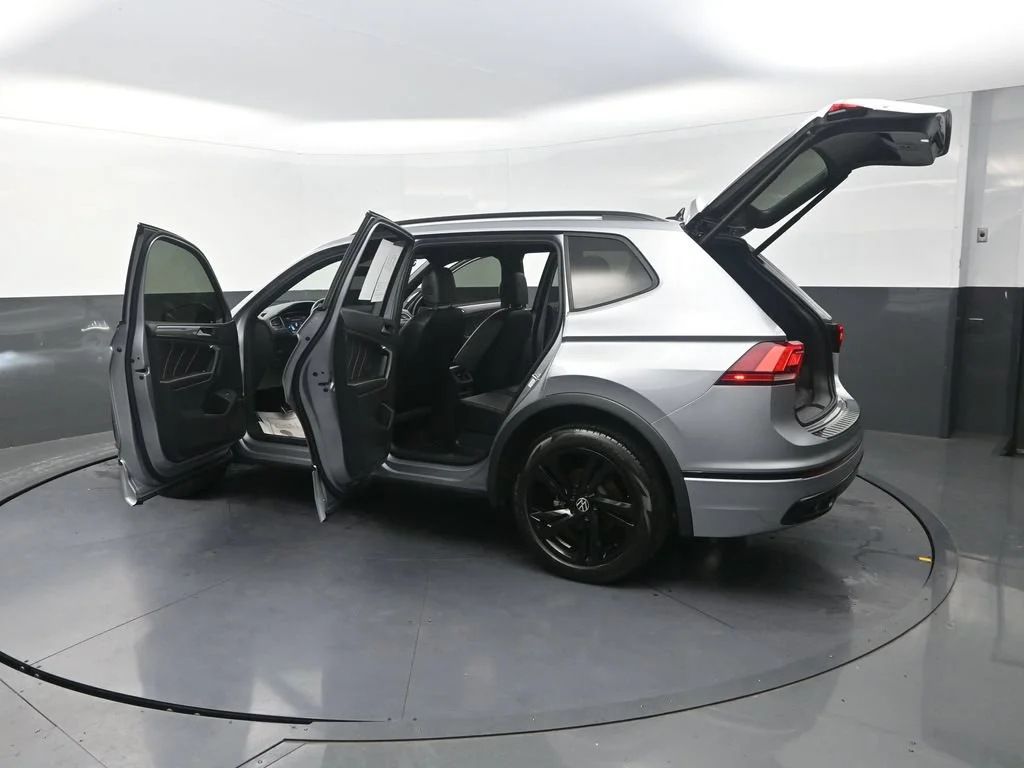 Used 2024  Volkswagen 2.0T SE R-Line Black image 35