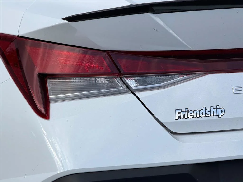 Used 2025 White Hyundai SEL Sport image 8