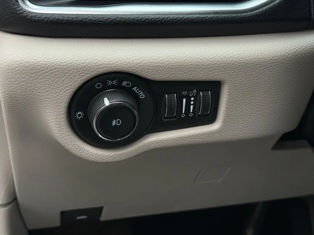 Used 2023 White Chrysler Limited image 26