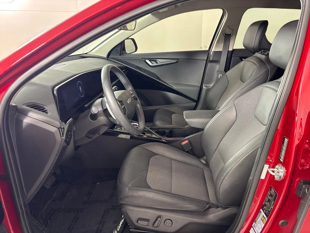 Used 2023 Red Kia Wind image 25
