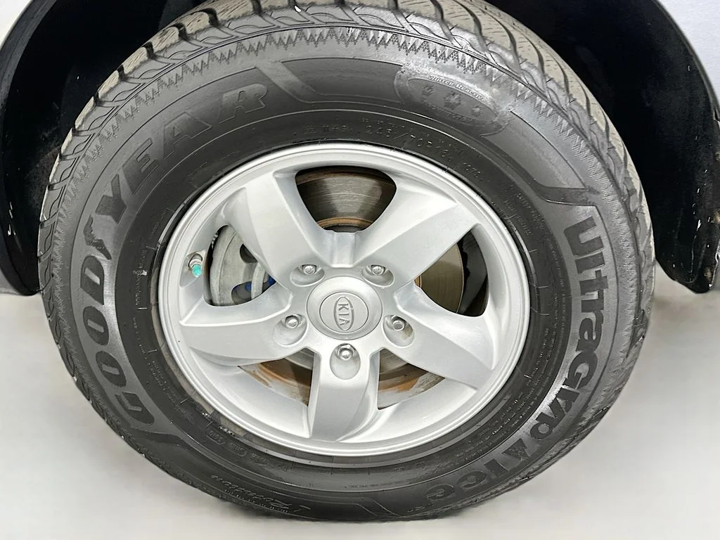 Used 2008 Alpine Gray Kia LX image 28