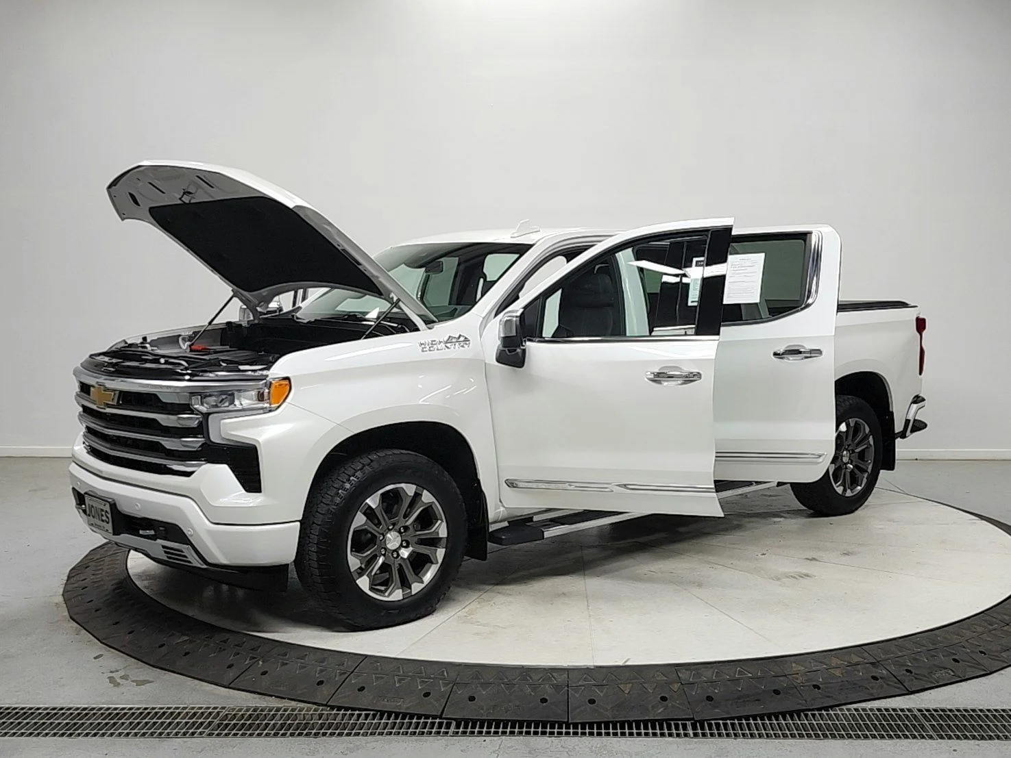 Used 2024 Iridescent Pearl Tricoat Chevrolet High Country image 11