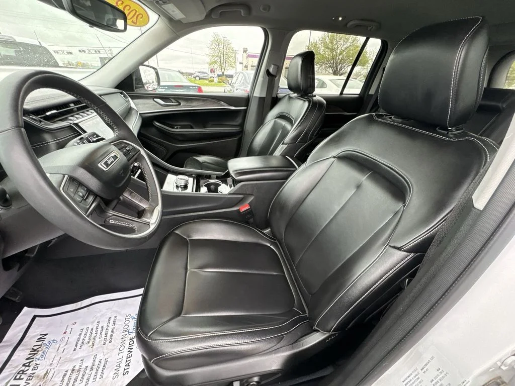Used 2023 White/off-white Jeep Limited image 11