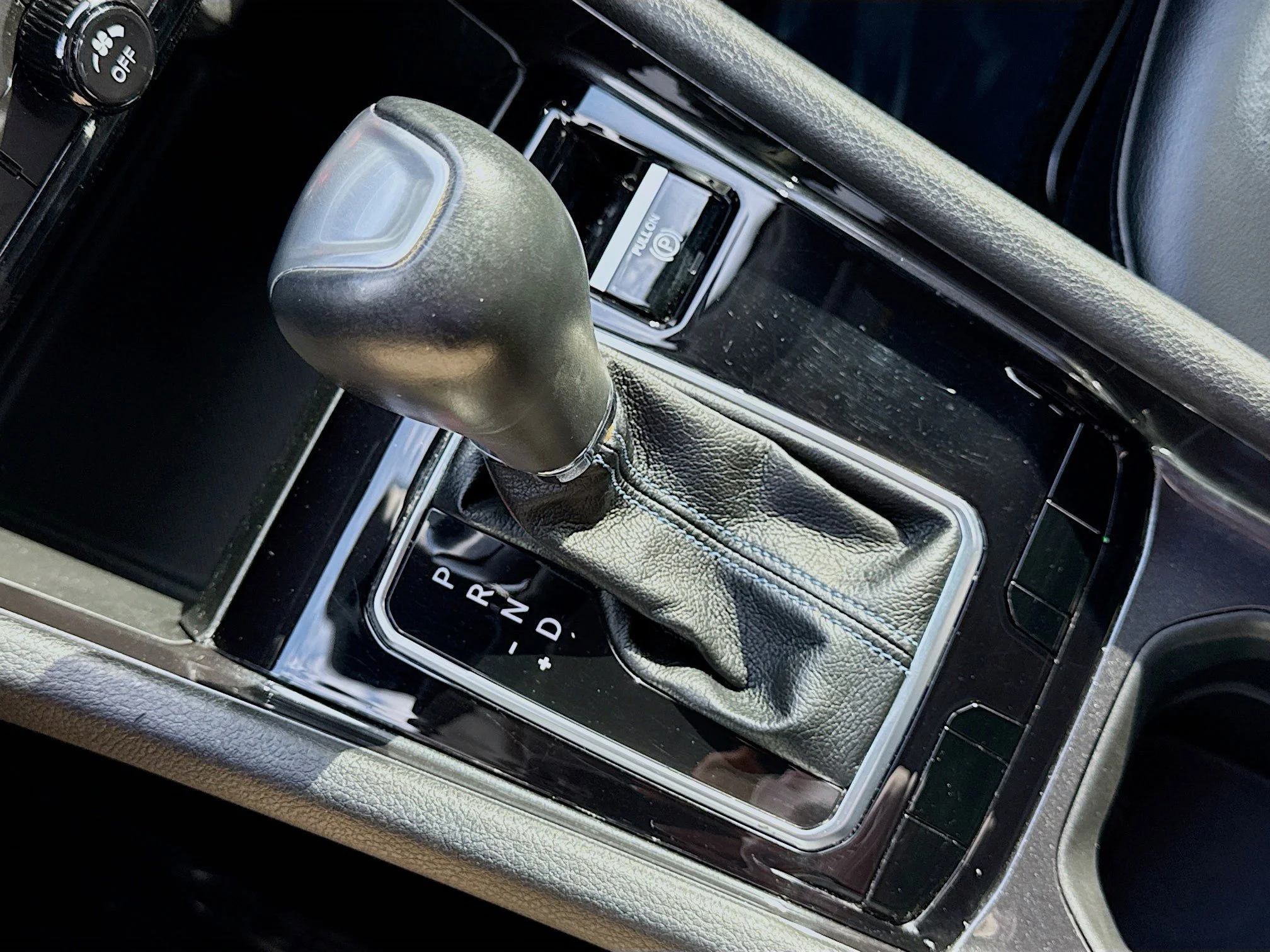 Used 2022 Diamond Black Crystal Pearlcoat Jeep Latitude image 27