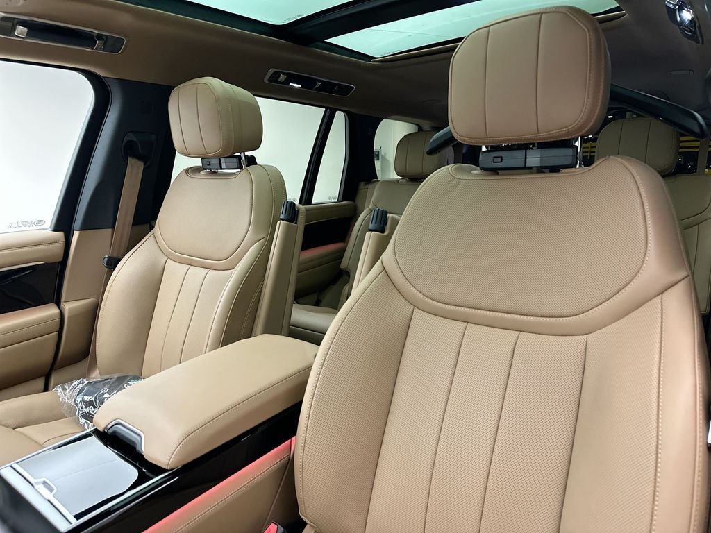 New 2026 Eiger Grey Land Rover SE image 18