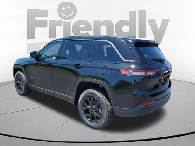 New 2026 Diamond Black Crystal Pearl-Coat Exterior Paint Jeep Laredo Altitude image 3