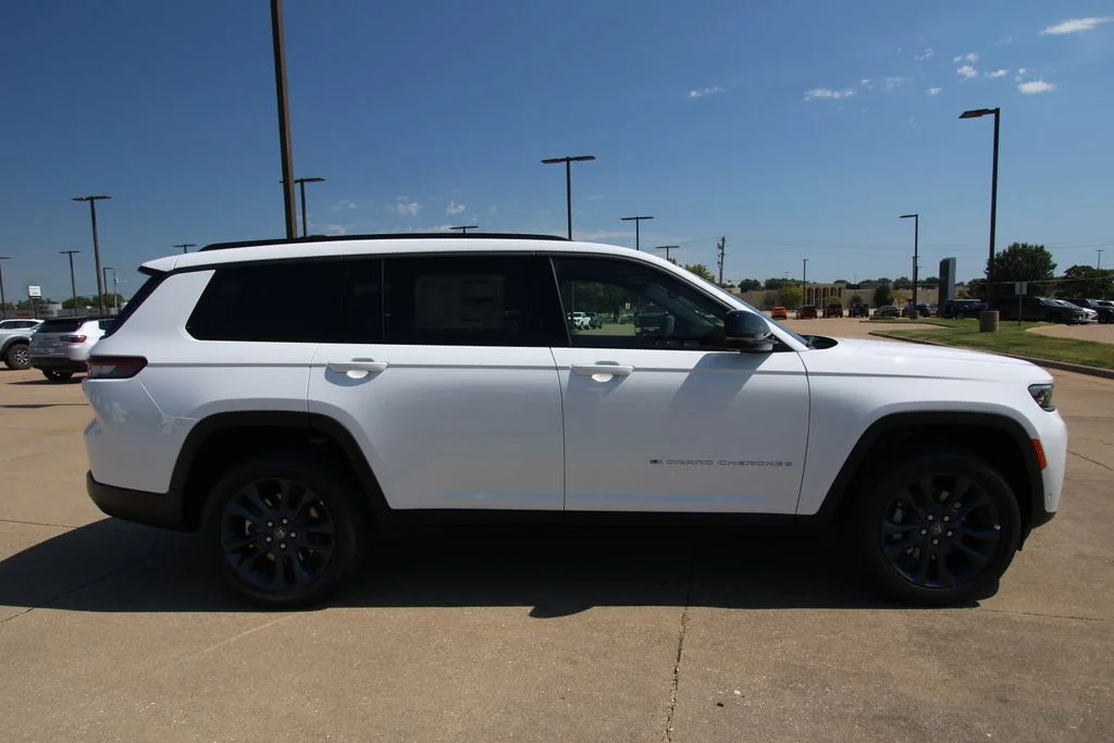 New 2026 Bright White Clear-Coat Exterior Paint Jeep Limited image 4