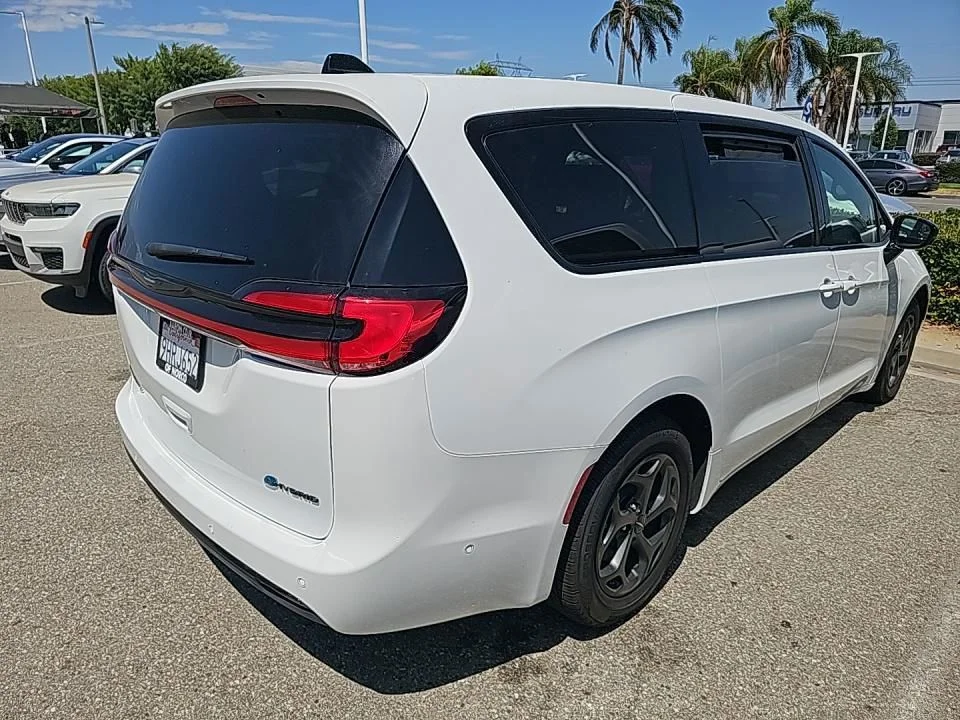 Used 2023 White Chrysler Limited image 2