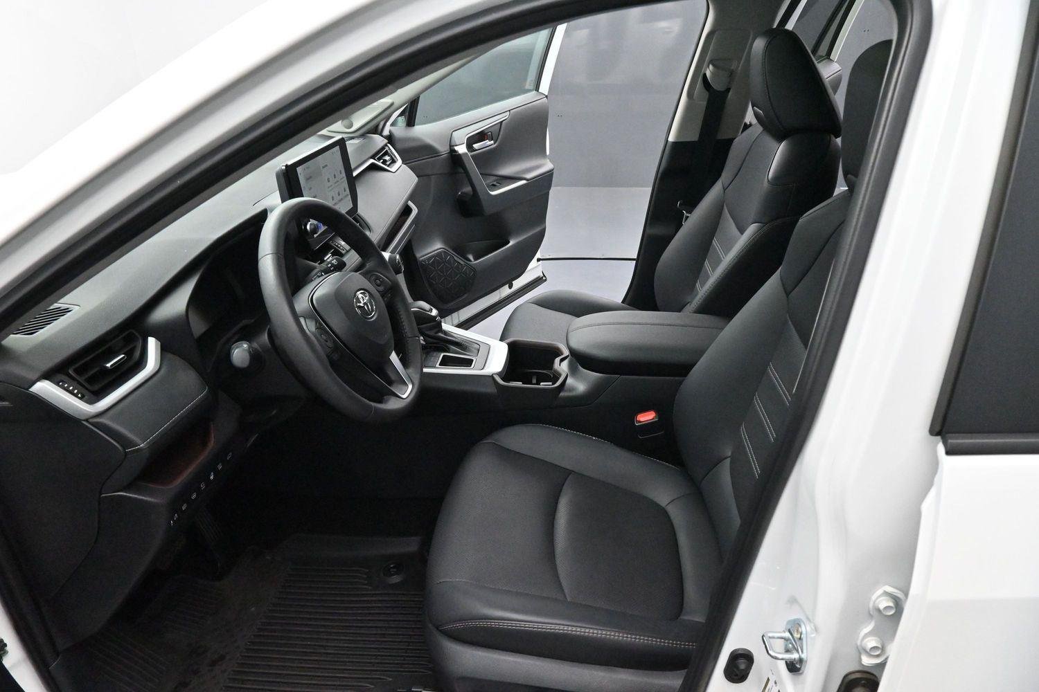 Used 2025 Wind Chill Pearl Toyota Limited image 12