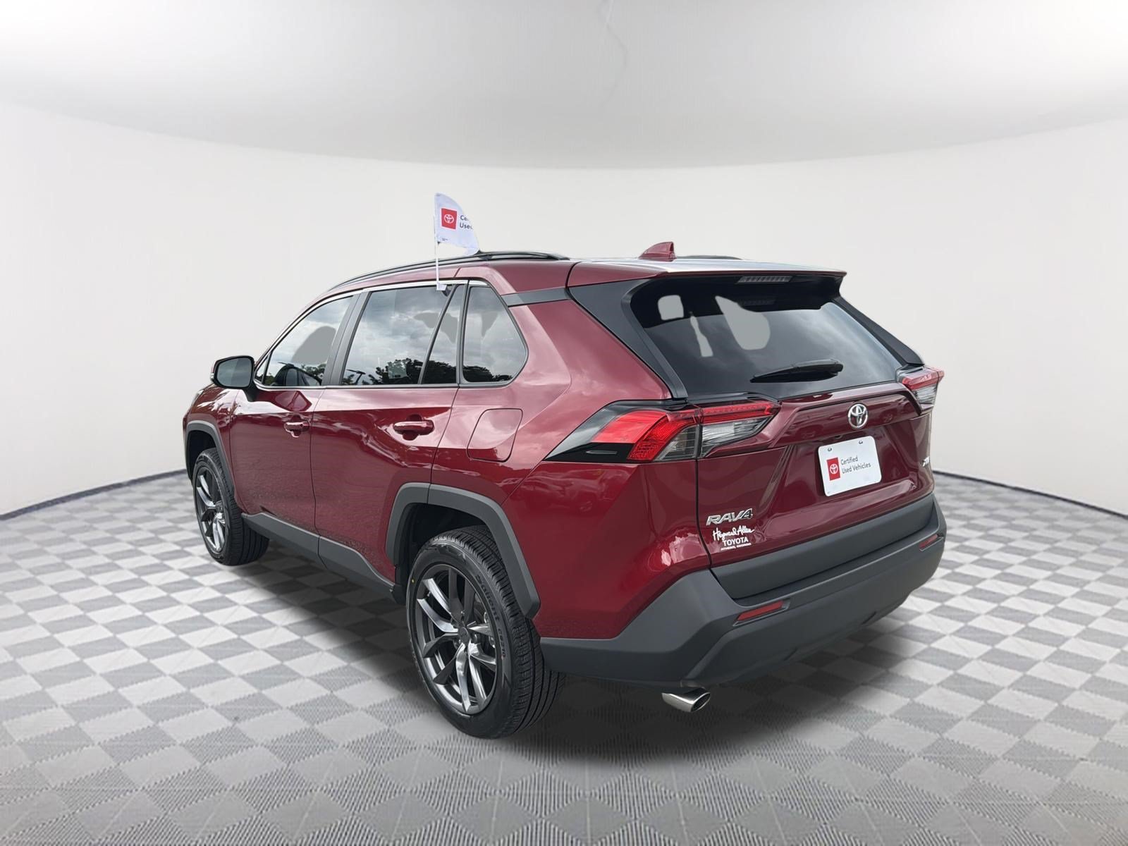 Used 2025 Ruby Flare Pearl Toyota XLE Premium image 14