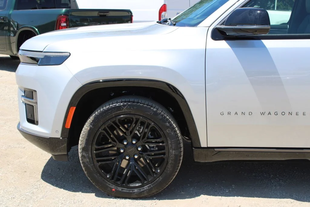 New 2026 Silver-Zynith Exterior Paint Jeep Limited Reserve image 7