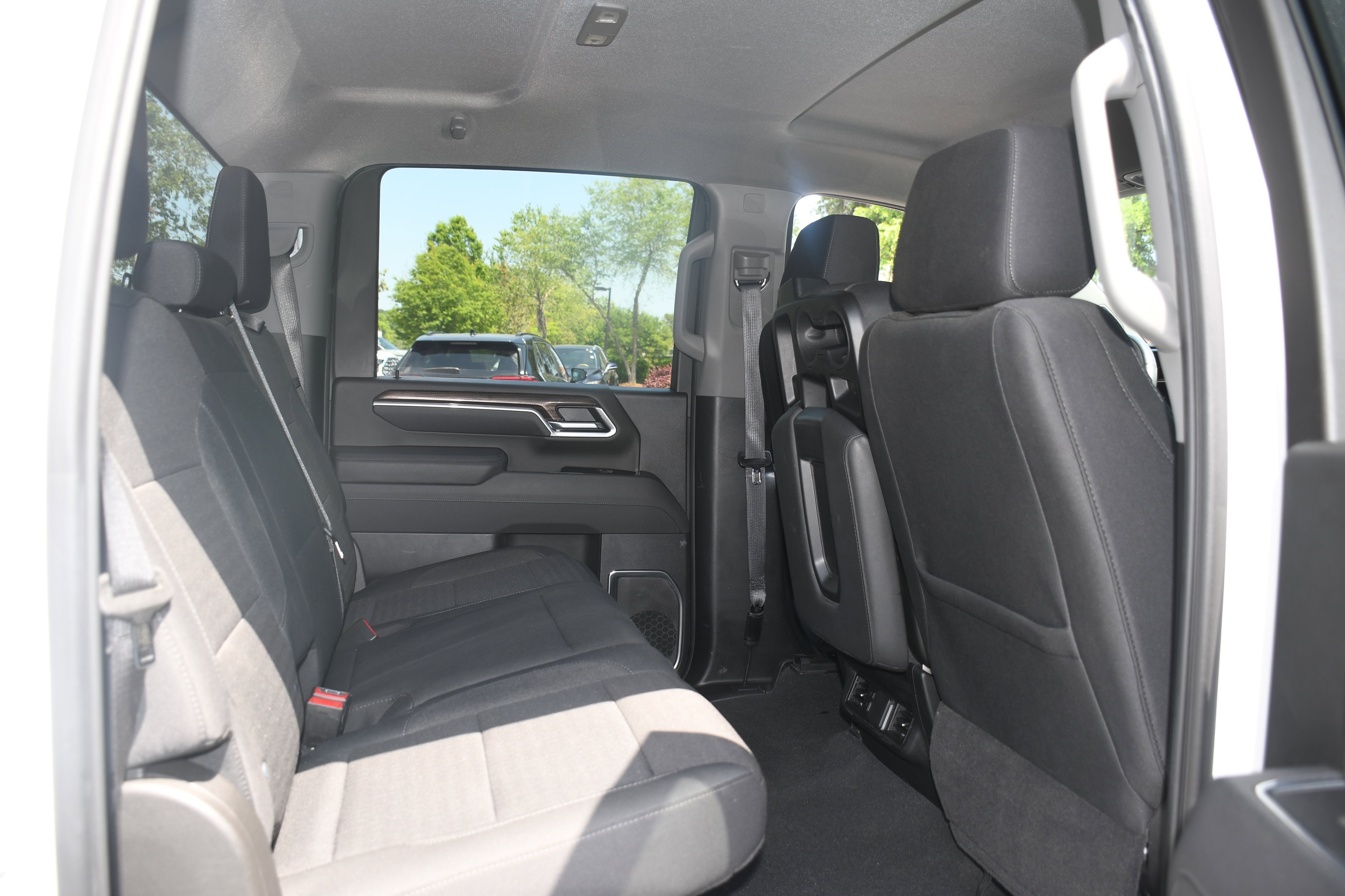 Used 2025 White Chevrolet LT image 17