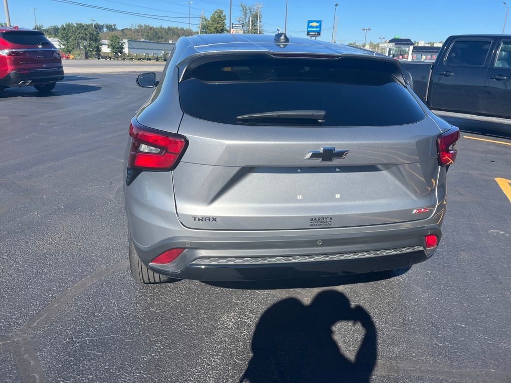 2025 Chevrolet Trax photo 2