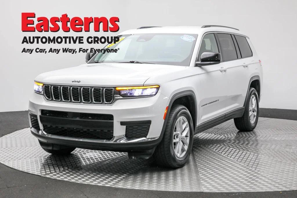 Used 2023 White Jeep Laredo image 1