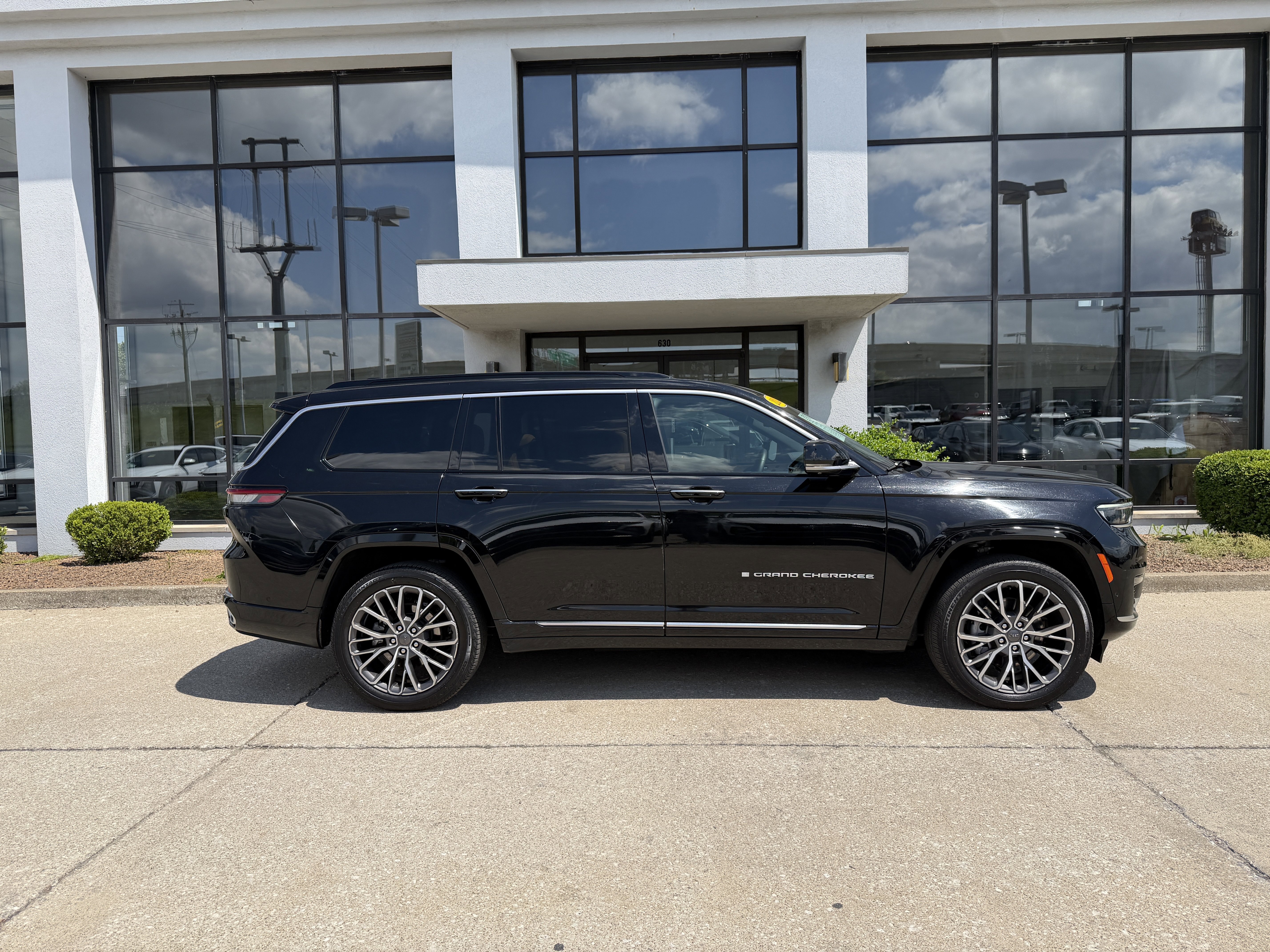 Used 2024 Diamond Black Crystal Pearlcoat Jeep Summit Reserve image 3
