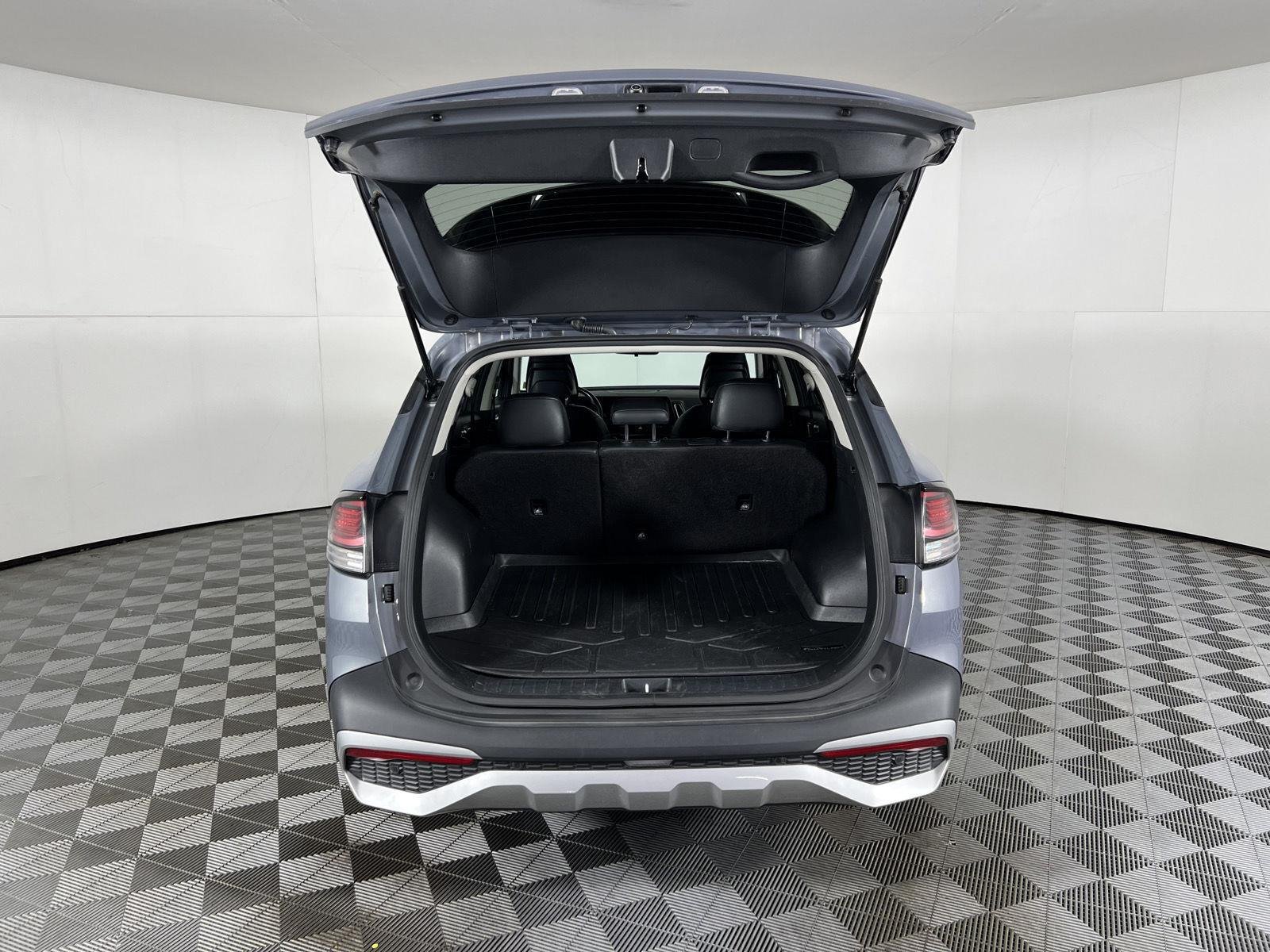 Used 2024 Everlasting Silver Kia EX image 8