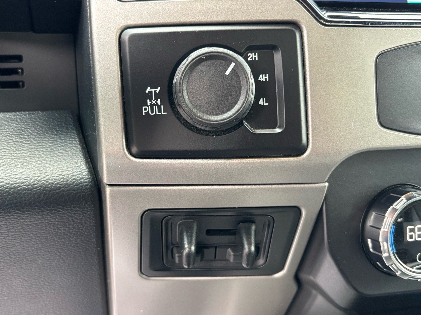 Used 2022 Iconic Silver Ford Lariat image 13