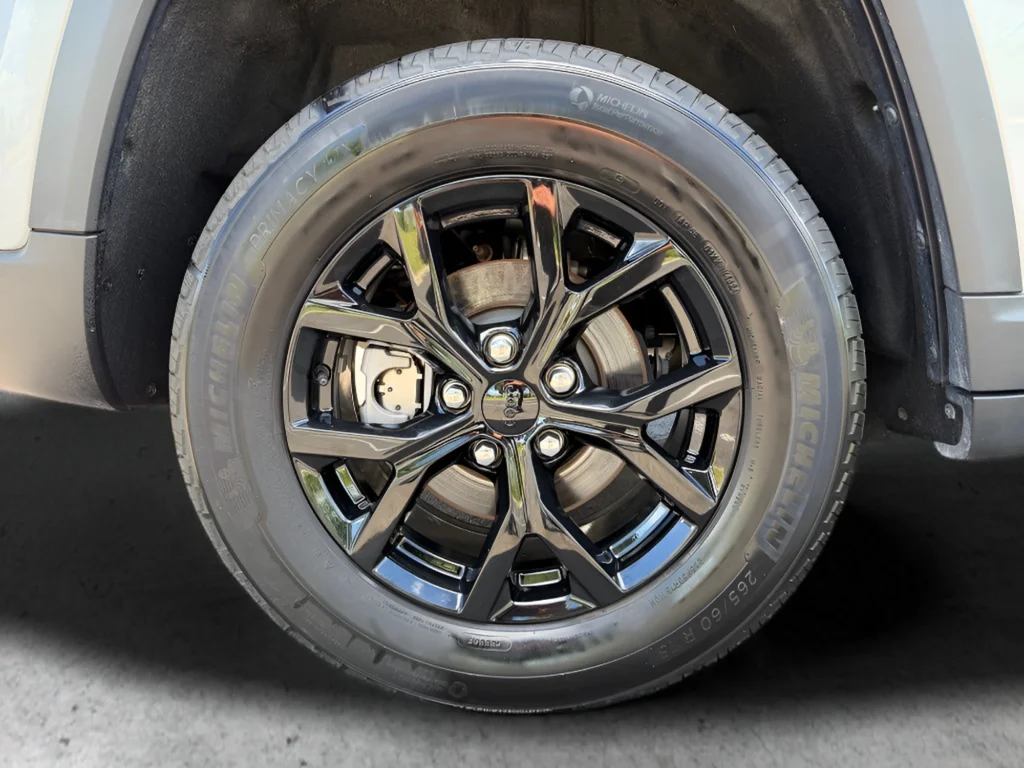 Used 2025 Silver Jeep Altitude image 33