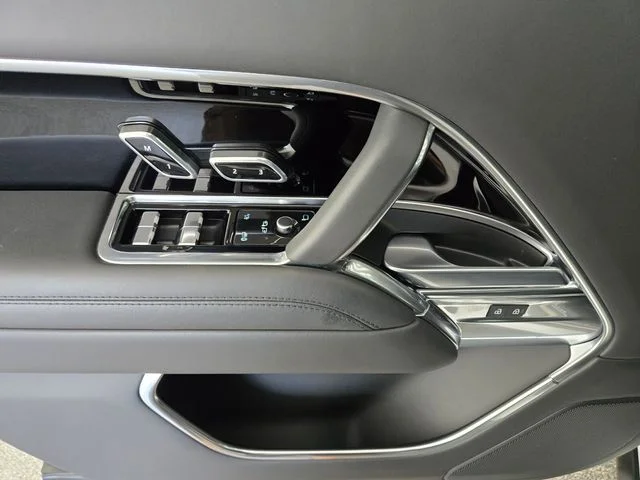 Used 2024  Land Rover SE image 20