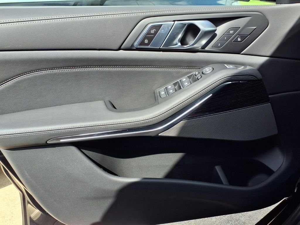 New 2026 Black Sapphire Metallic BMW xDrive40i image 10