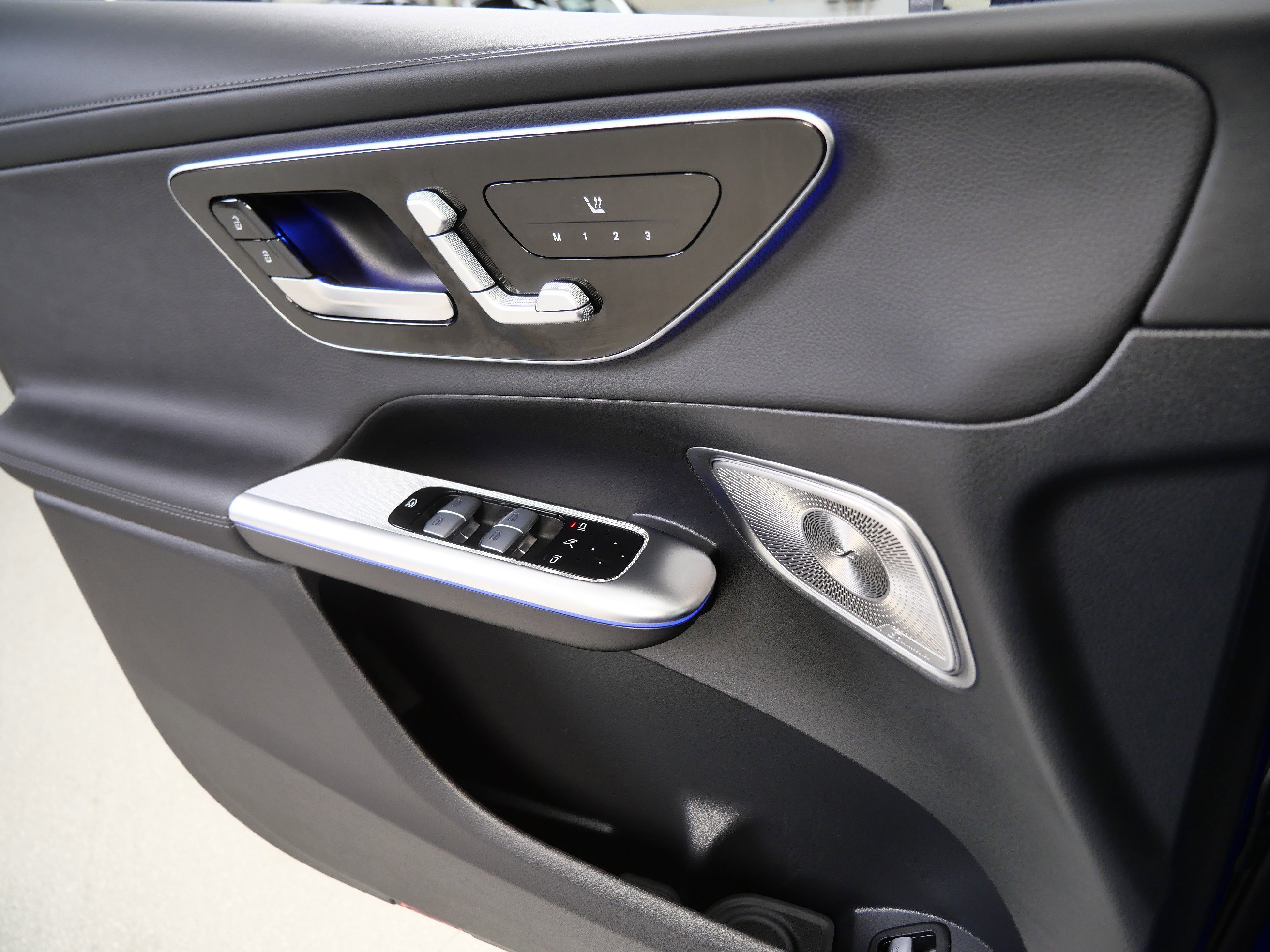 Used 2025 Starling Blue Metallic Mercedes-Benz GLC 300 image 30