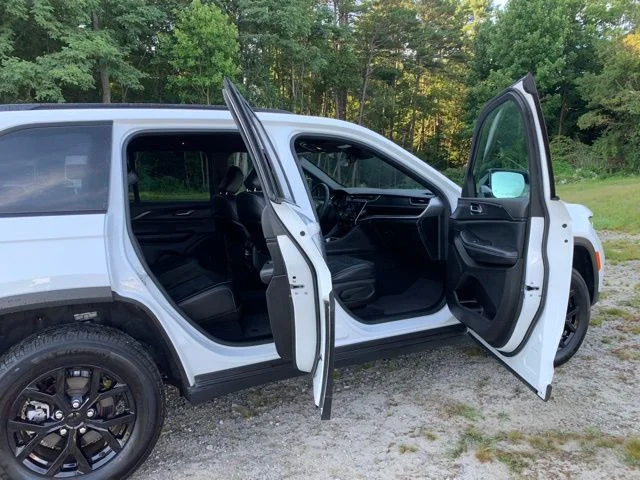 Used 2025 White Jeep Altitude image 11