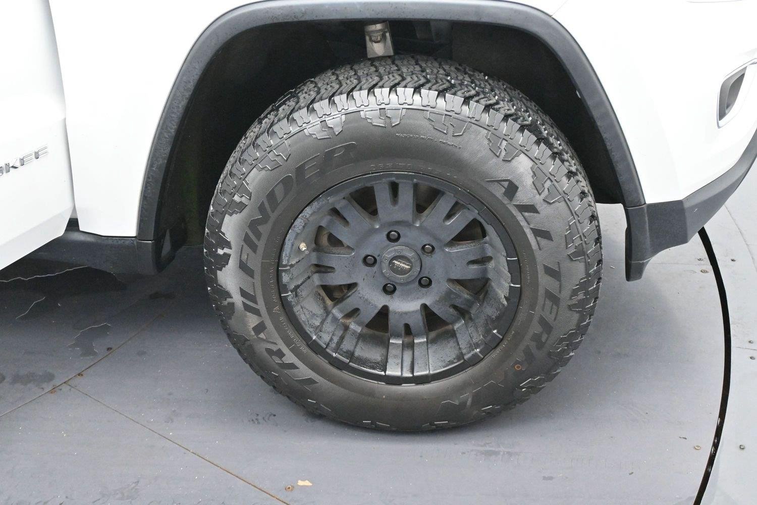 Used 2016 Bright White Clearcoat Jeep Laredo image 26