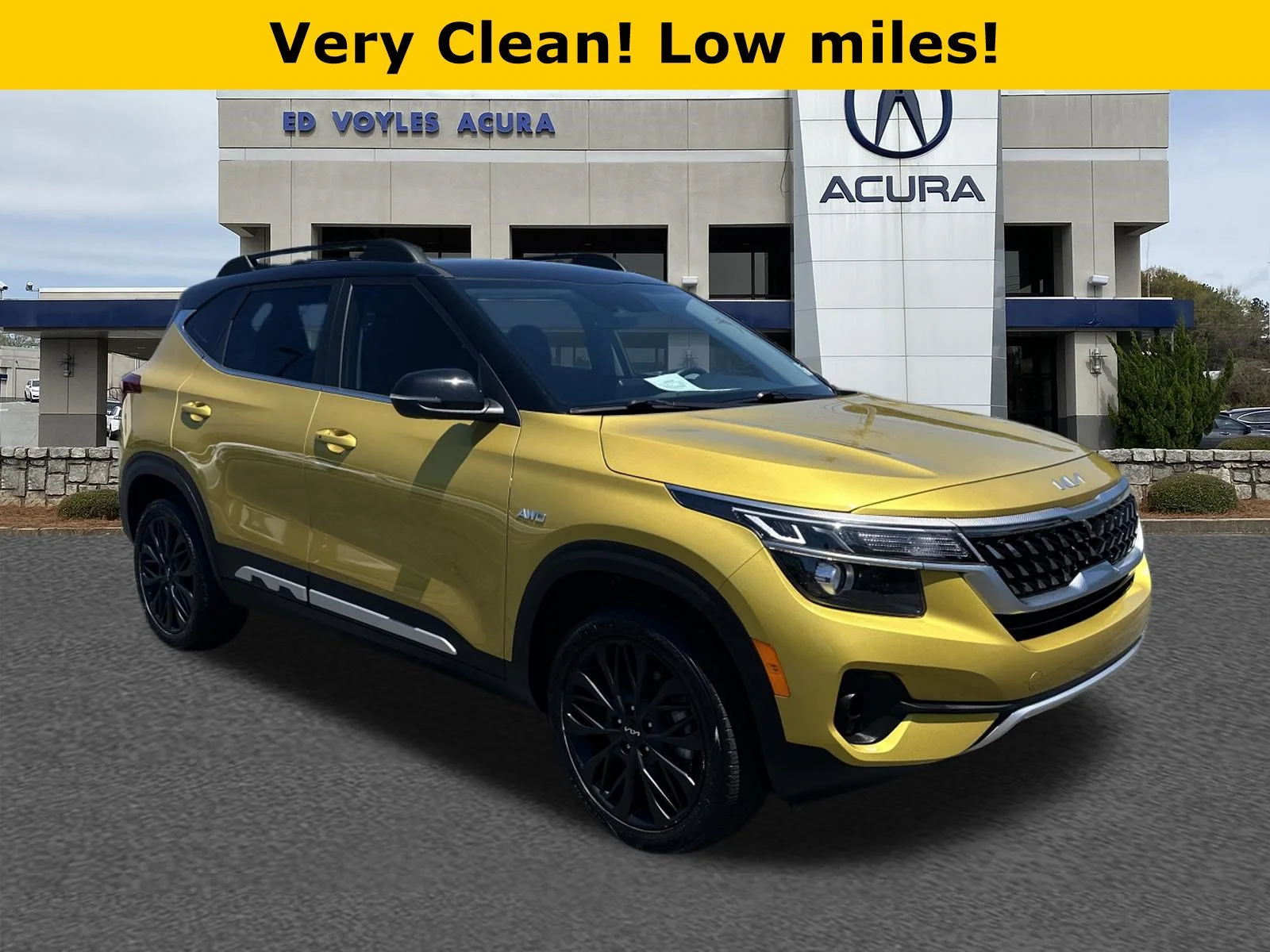 Used 2023 Starbright Yellow/Black Roof Kia Nightfall image 3