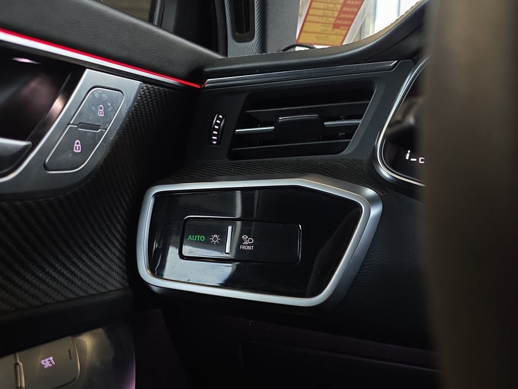 Used 2022 White Audi 4.2 image 27