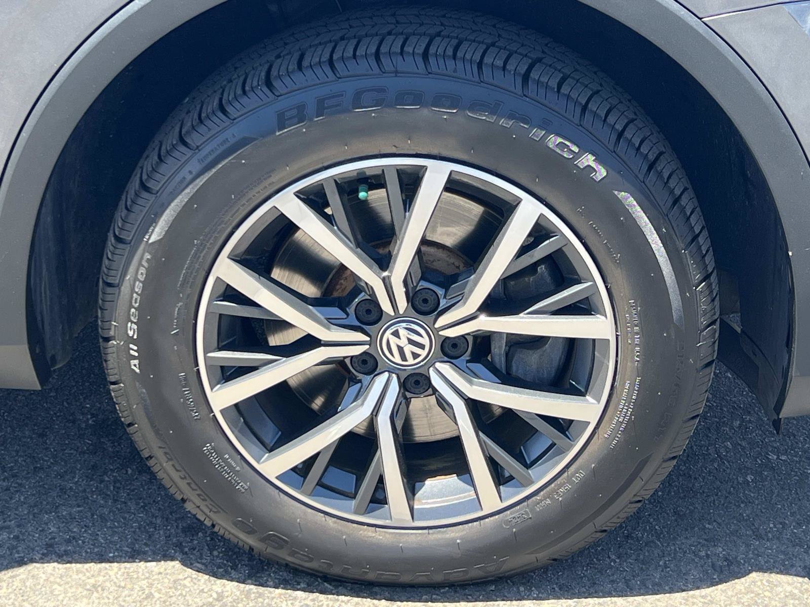 Used 2019 Platinum Gray Metallic Volkswagen SE image 30